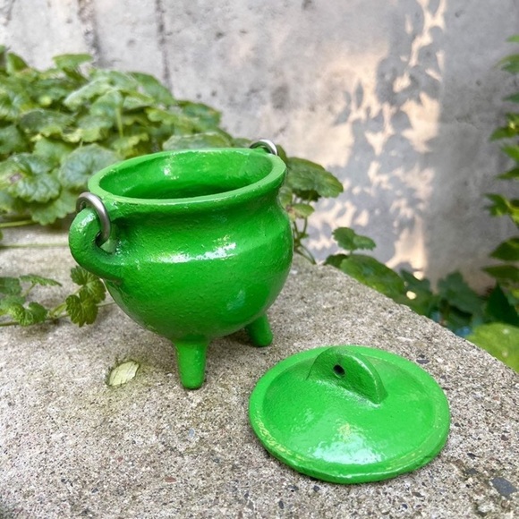 NEW Bright Green Cast Iron Mini Cauldron Witchcraft Witchery Altar Occult - Picture 2 of 5